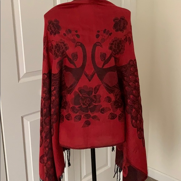 Red and Black Reversible Peacock Pashmina - Picture 3 of 7